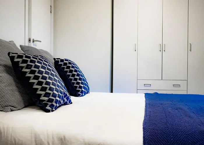 Classy 2-br, 3-bath Sleeps 5, High Speed Unlimited Wifi Apartament