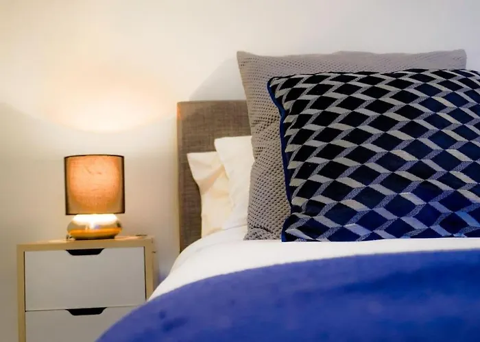 Classy 2-br, 3-bath Sleeps 5, High Speed Unlimited Wifi Apartament *