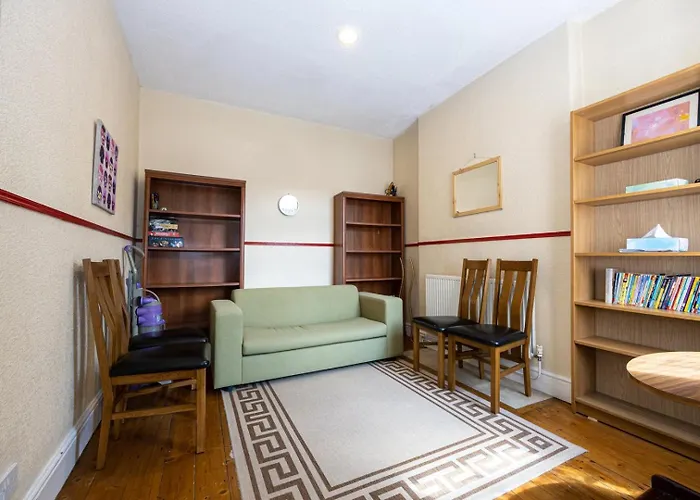 Guestready - Enchanting Life In Gorse Hill