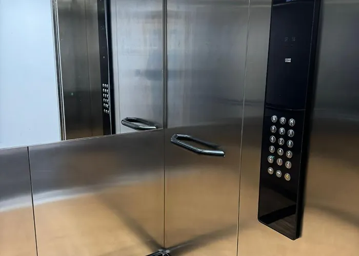 Penthouse Height Flat, View Balcony, Quiet, Free Wifi, Gym & Minimalistic *