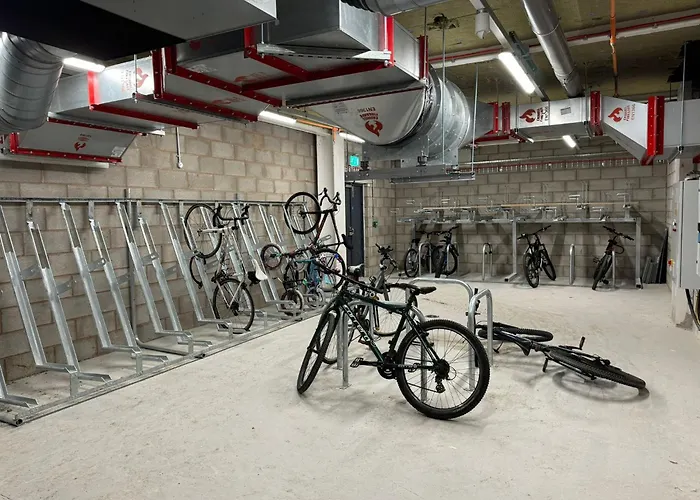 Penthouse Height Flat, View Balcony, Quiet, Free Wifi, Gym & Minimalistic