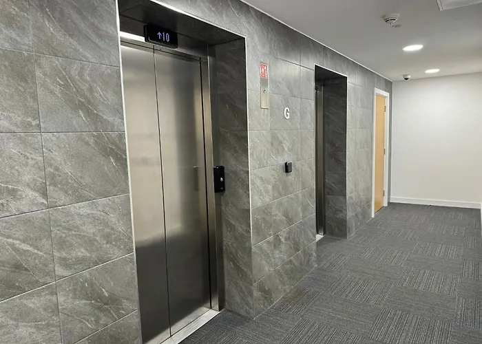 Penthouse Height Flat, View Balcony, Quiet, Free Wifi, Gym & Minimalistic