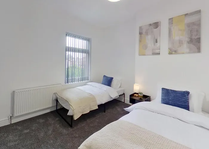 Elegant 2 Bed House Near Centre *