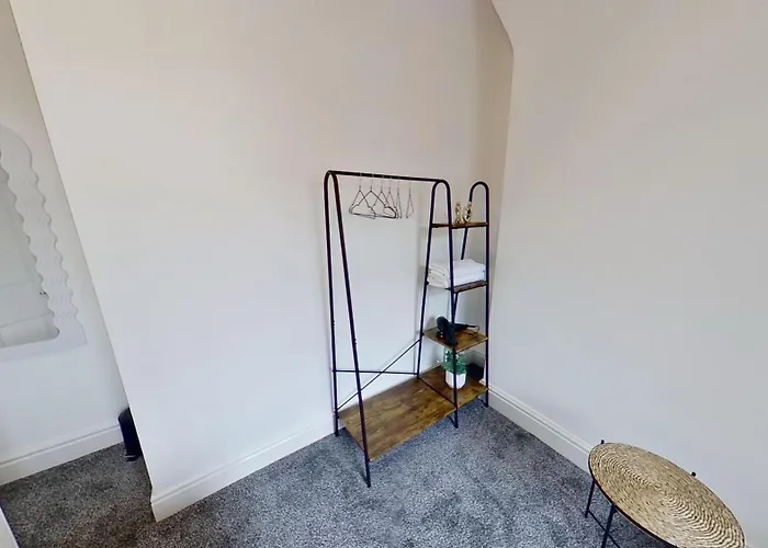 펜션 Elegant 2 Bed House Near Centre *