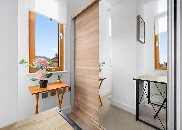 Piccadilly Luxury Three Bedroom *