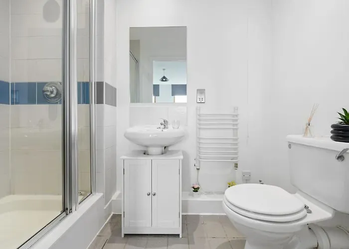 Piccadilly Luxury Three Bedroom *