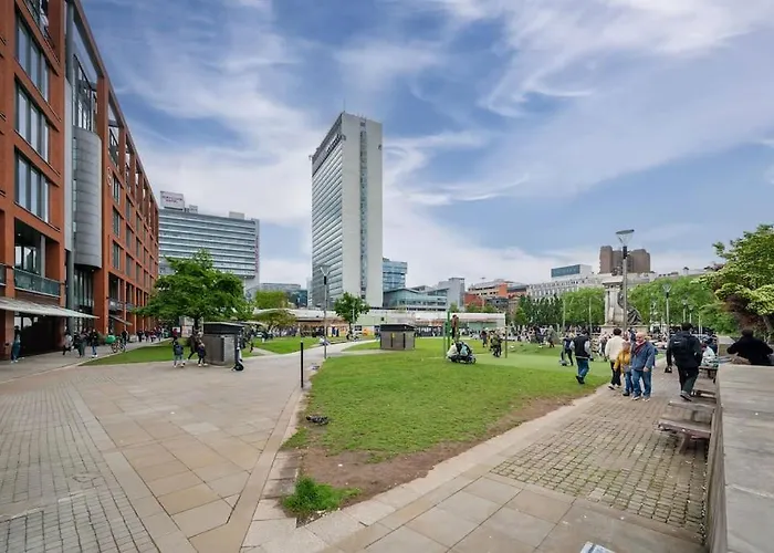 Piccadilly Luxury Three Bedroom *