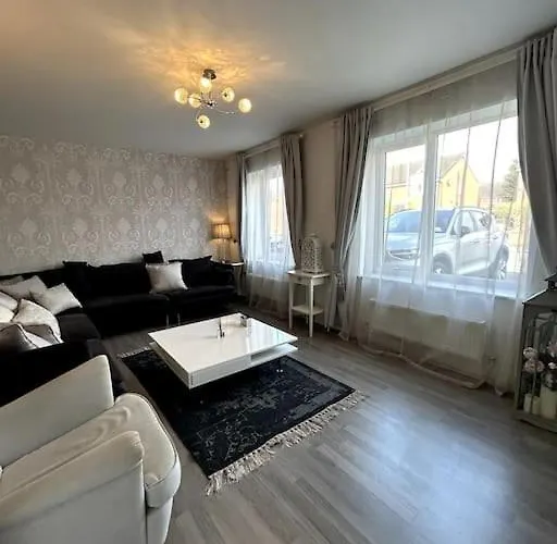 펜션 3-bedroom House Close To Centre