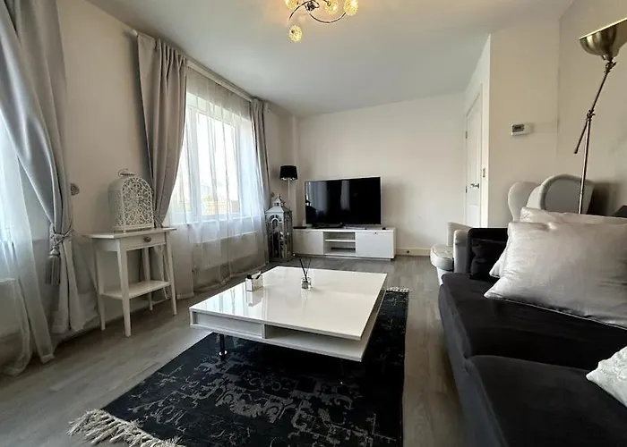 펜션 3-bedroom House Close To Centre *