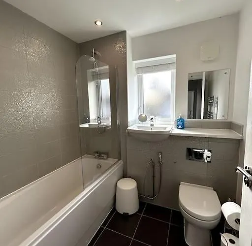 펜션 3-bedroom House Close To Centre