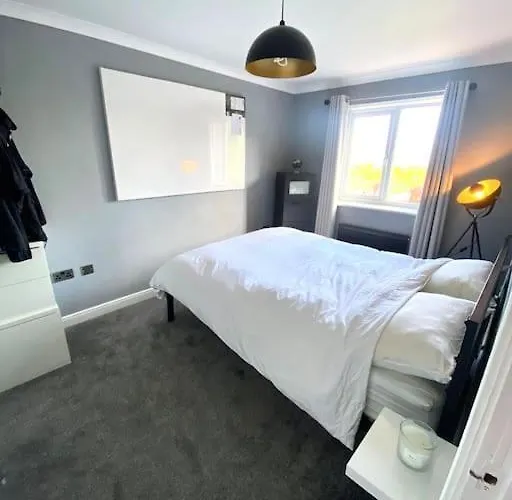 View Large 5br Town House Parking * Manchester