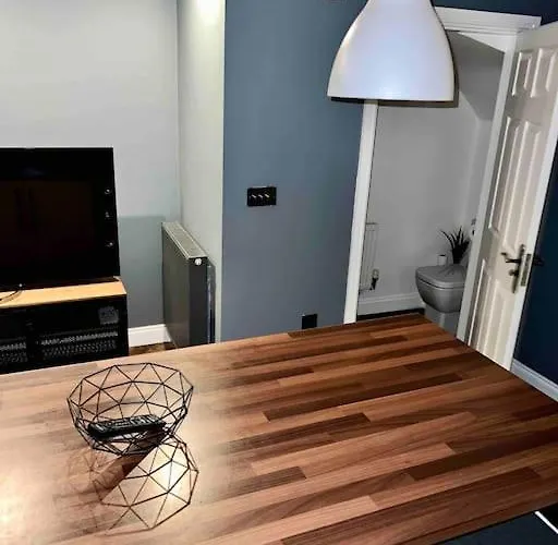 View Large 5br Town House Parking * Manchester