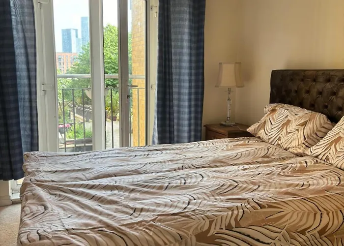 2 Bedroom Modern Salford Apartment *