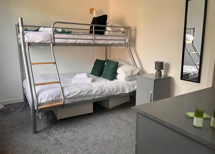 Сasa de vacaciones Spacious Near United Stadium - Pass The Keys *