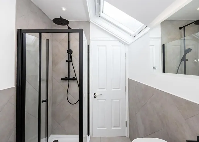 Stunning Luxury Spacious - 5 Bedrooms - Rest & Recharge In بيت للعطل *