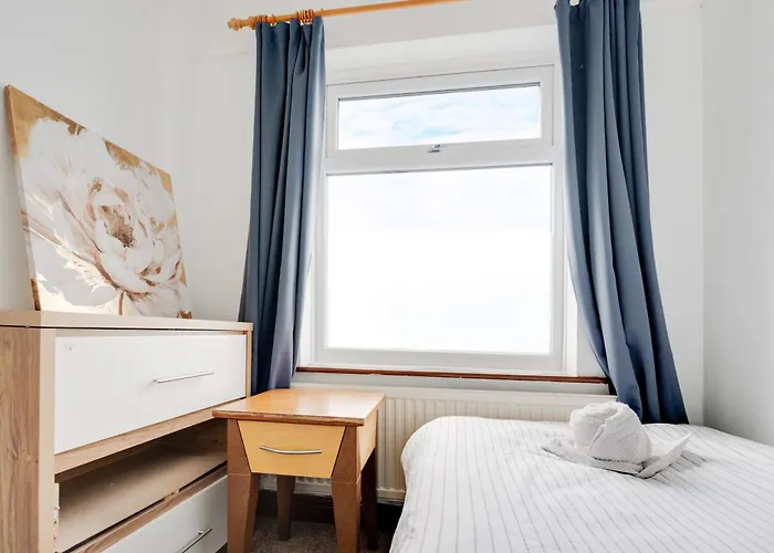 Apartmán Elegant 3-bedroom Retreat Free Parking Keenzchillz