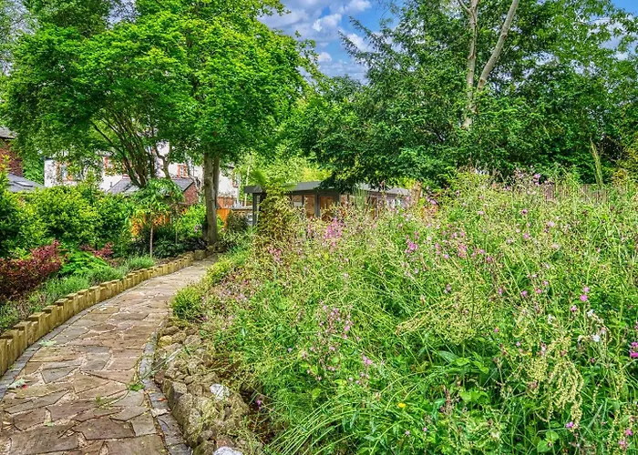 Garden In Hidden Oasis Pass The Keys * 맨체스터