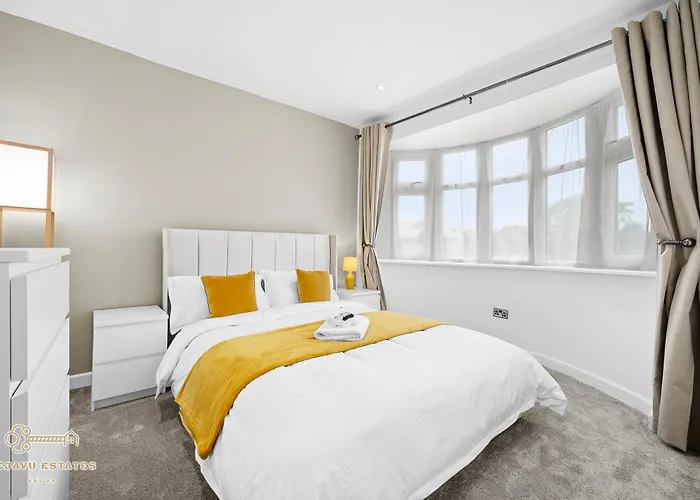 Entire Modern & Spacious 3bdr In Right Next To Coop Live & Ethiad