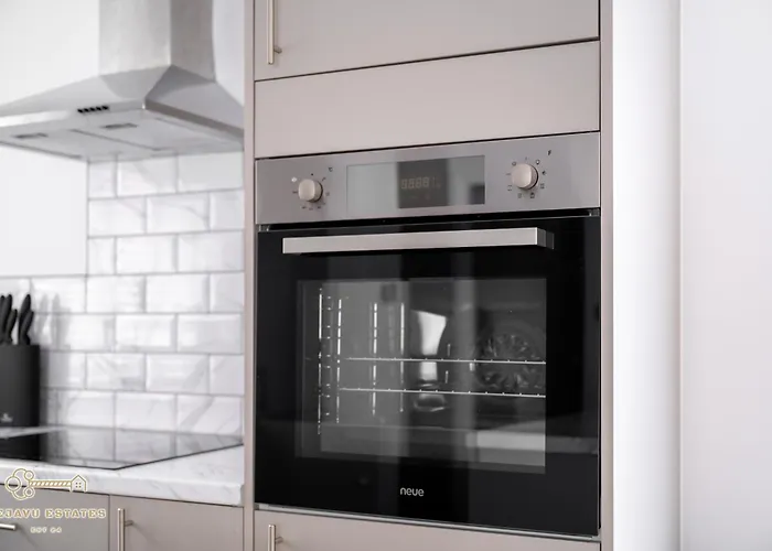 Entire Modern & Spacious 3bdr In Right Next To Coop Live & Ethiad 펜션 *