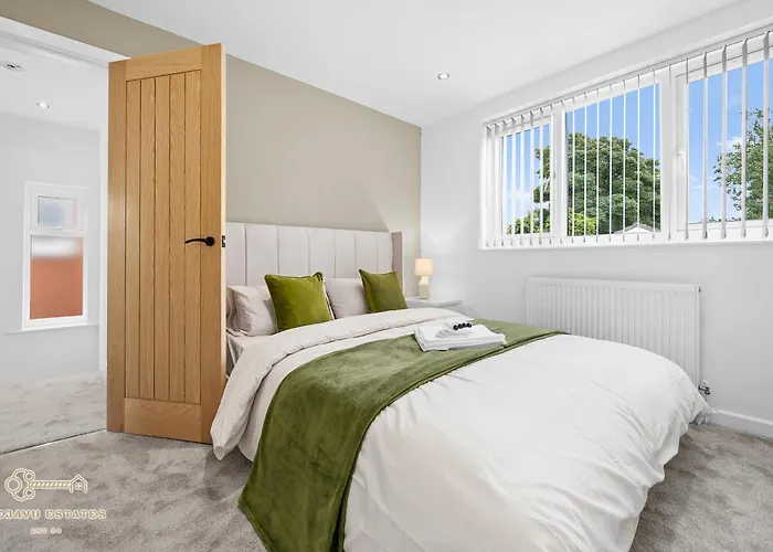 Entire Modern & Spacious 3bdr In Right Next To Coop Live & Ethiad 펜션 *