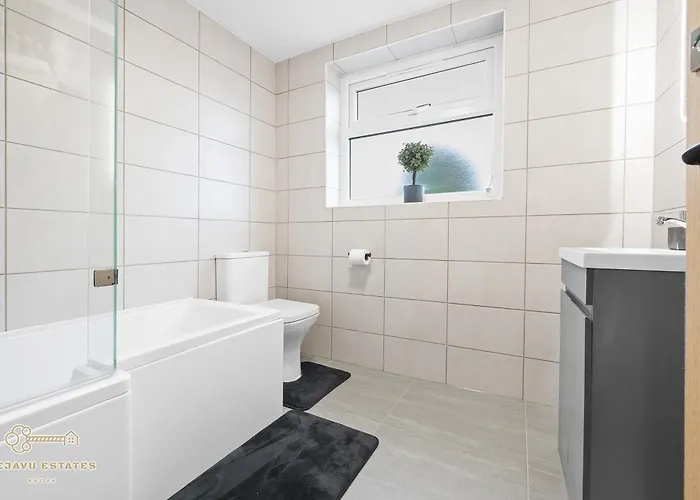 펜션 Entire Modern & Spacious 3bdr In Right Next To Coop Live & Ethiad *