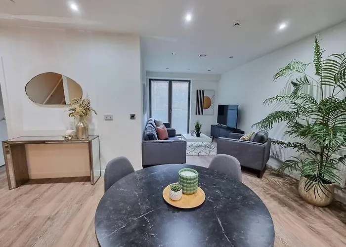 Stunning 4-bedroom Townhouse With Free Parking Holiday home