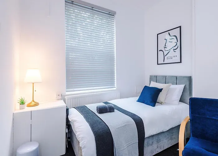 Feriehus Modern 3-bed House In Manchester, Ideal For Long Stays, Free Parking, Centre - Sleeps Upto 8 People *