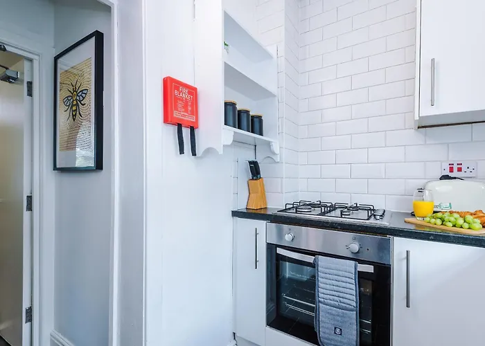 Feriehus Modern 3-bed House In Manchester, Ideal For Long Stays, Free Parking, Centre - Sleeps Upto 8 People *