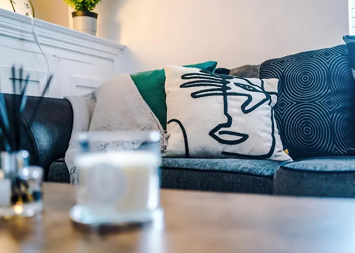 Feriehus Modern 3-bed House In Manchester, Ideal For Long Stays, Free Parking, Centre - Sleeps Upto 8 People Manchester