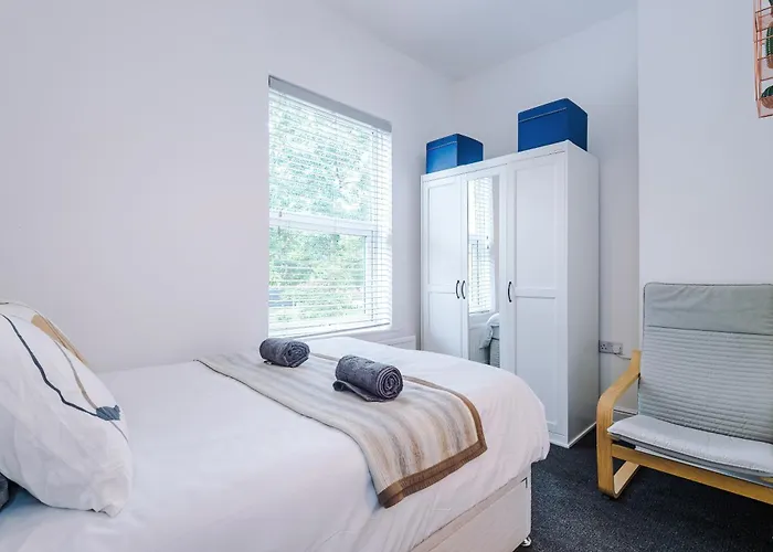 Modern 3-bed House In Manchester, Ideal For Long Stays, Free Parking, Centre - Sleeps Upto 8 People * Manchester