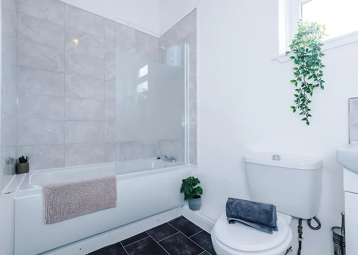 Modern 3-bed House In Manchester, Ideal For Long Stays, Free Parking, Centre - Sleeps Upto 8 People Feriehus