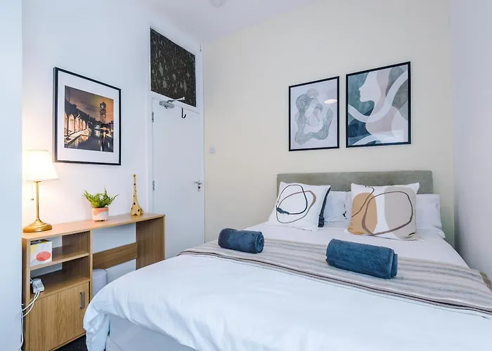 Feriehus Modern 3-bed House In Manchester, Ideal For Long Stays, Free Parking, Centre - Sleeps Upto 8 People