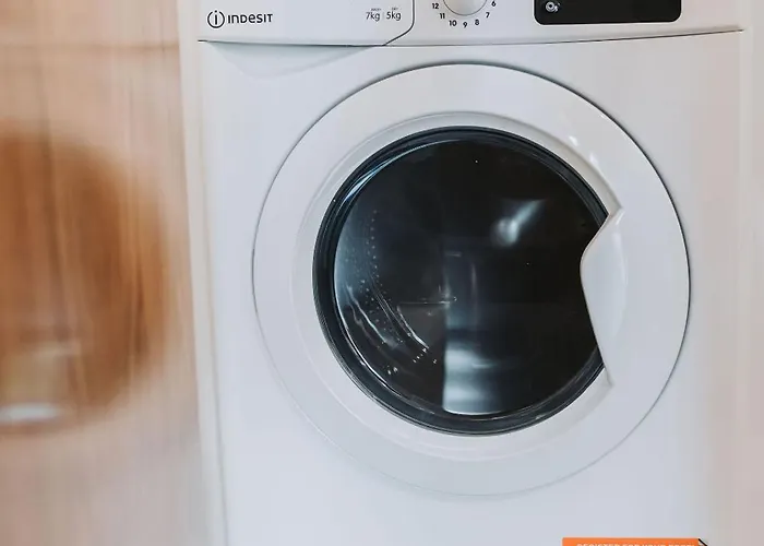 Ideal Near Old Trafford مانشستر