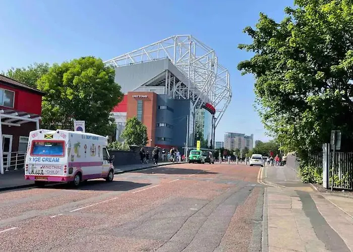 Old Trafford Penthouse Duplex - Steps From Mufc *