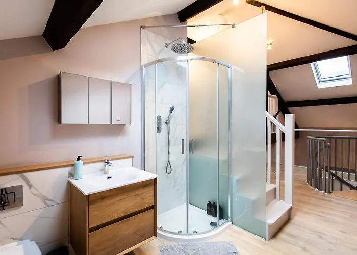 M1 Centre 3 Bed 3 Bath Luxe Penthouse