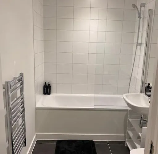 Modern Trafford 1br Apartment-free Parking-cinema * 맨체스터