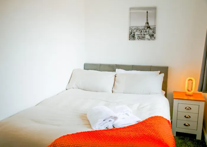 The Wynne House - 3 Bedroom Luxury House With 5 Beds & Free Parking Near Centre, And A Walking Distance To The Etihad Stadium & Coop Live Arena