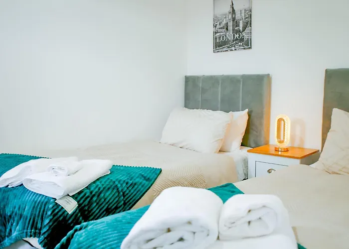 The Wynne House - 3 Bedroom Luxury House With 5 Beds & Free Parking Near Centre, And A Walking Distance To The Etihad Stadium & Coop Live Arena Prázdninový dům