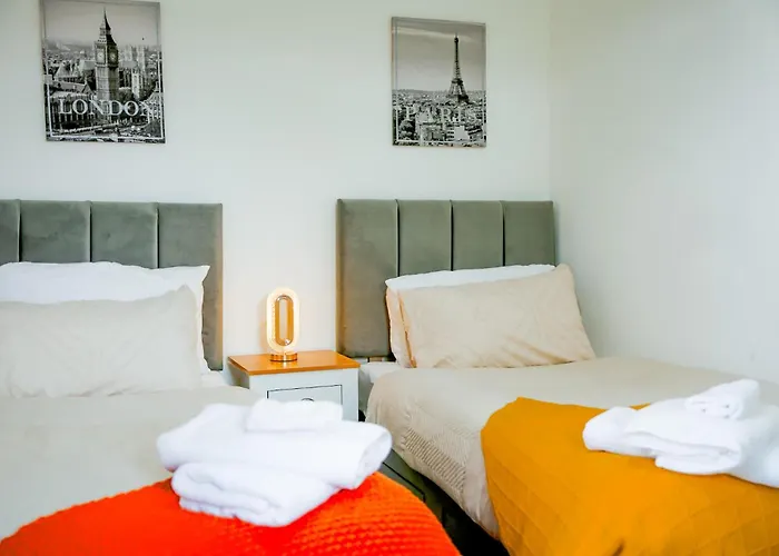 The Wynne House - 3 Bedroom Luxury House With 5 Beds & Free Parking Near Centre, And A Walking Distance To The Etihad Stadium & Coop Live Arena *