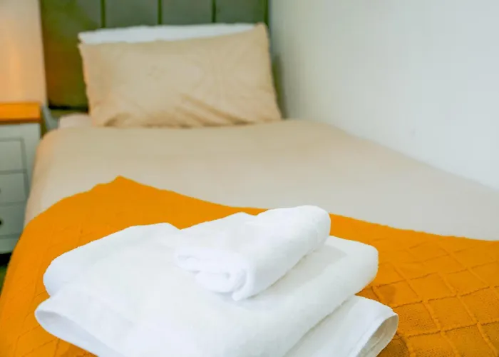 The Wynne House - 3 Bedroom Luxury House With 5 Beds & Free Parking Near Centre, And A Walking Distance To The Etihad Stadium & Coop Live Arena *