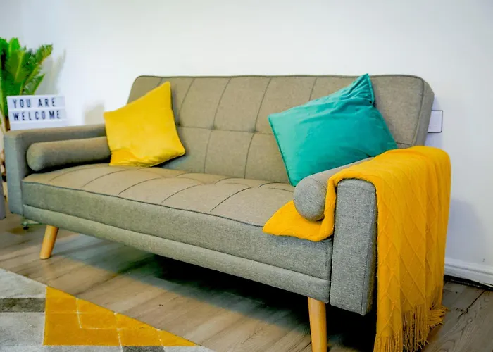 The Wynne House - 3 Bedroom Luxury House With 5 Beds & Free Parking Near Centre, And A Walking Distance To The Etihad Stadium & Coop Live Arena *