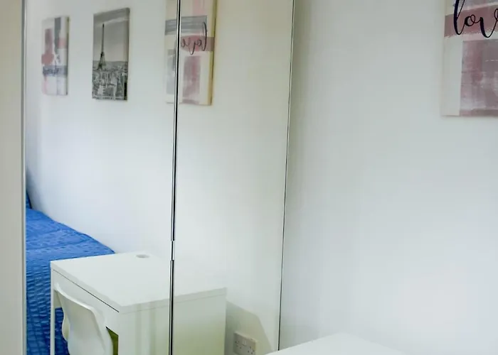 The Wynne House - 3 Bedroom Luxury House With 5 Beds & Free Parking Near Centre, And A Walking Distance To The Etihad Stadium & Coop Live Arena Manchester