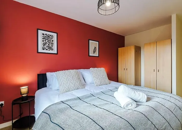 Modern 2br Near Centre - Free Parking Garage Apartament *