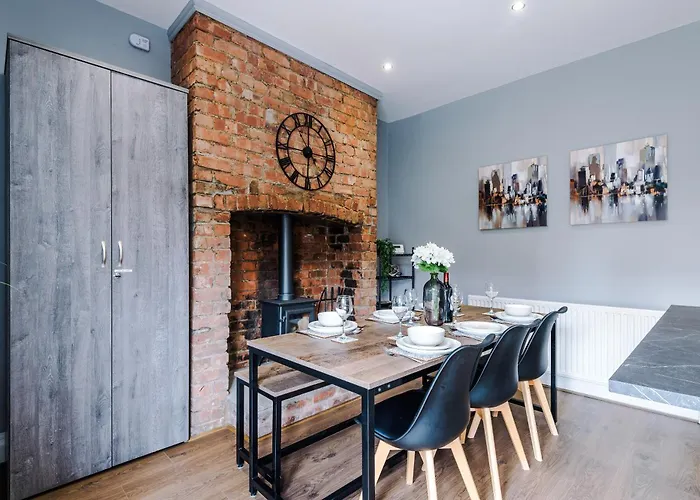 펜션 New! 3-bed Spacious In By 53 Degrees Property, Ideal For Groups, Free Parking! 맨체스터