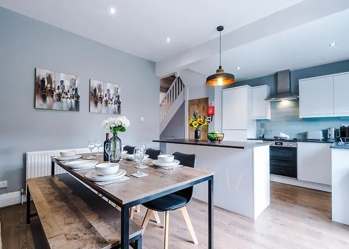 New! 3-bed Spacious In By 53 Degrees Property, Ideal For Groups, Free Parking!