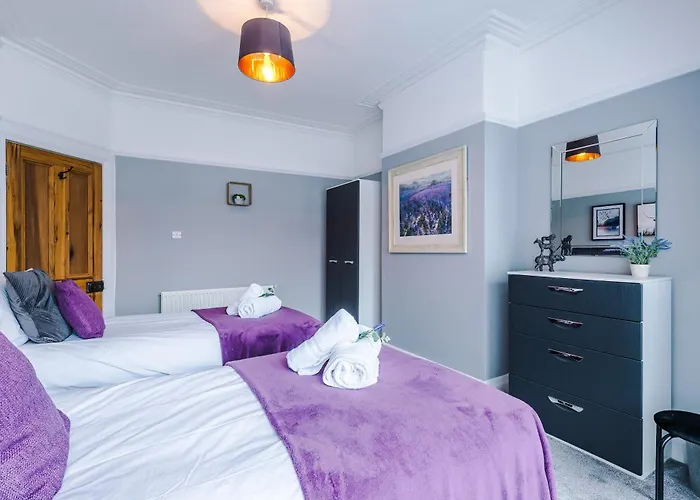 New! 3-bed Spacious In By 53 Degrees Property, Ideal For Groups, Free Parking! 펜션