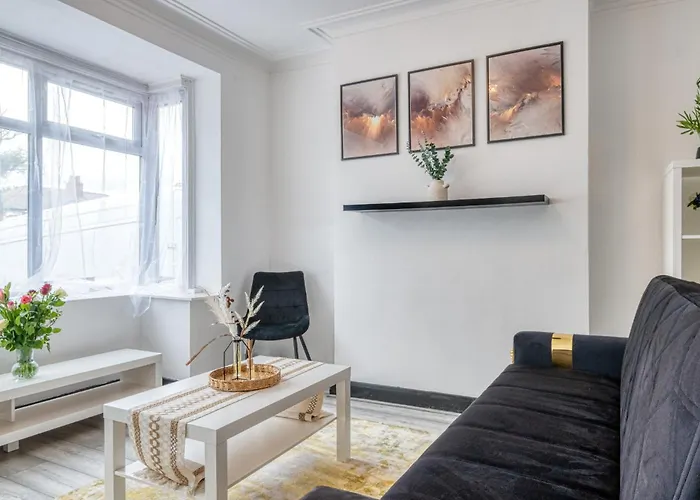 Full House, Massage Mattresses, Sleeps 6 Guests, Free Wifi, Free Parking, Free Netflix, Smart Tv Semesterbostad