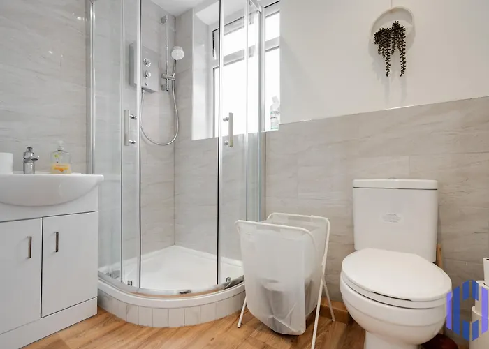 Apartment Sophisticated & Stylish Flat Near Airport - Sleeps 9 Manchester