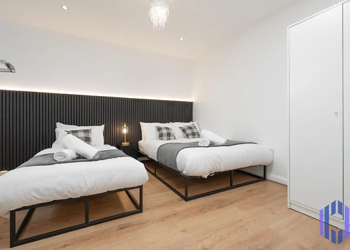Sophisticated & Stylish Flat Near Airport - Sleeps 9 * Manchester
