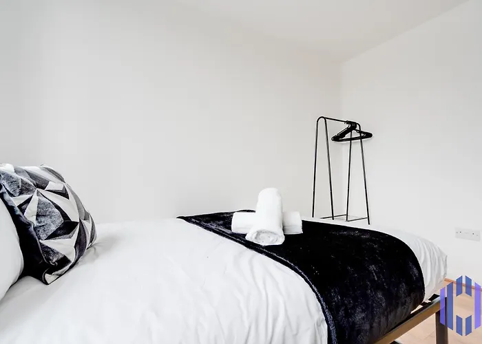 Sophisticated & Stylish Flat Near Airport - Sleeps 9 Manchester